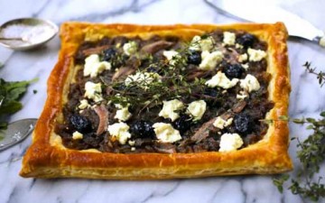 مقبلات الجبن مع البصل المحمر والبقدونس